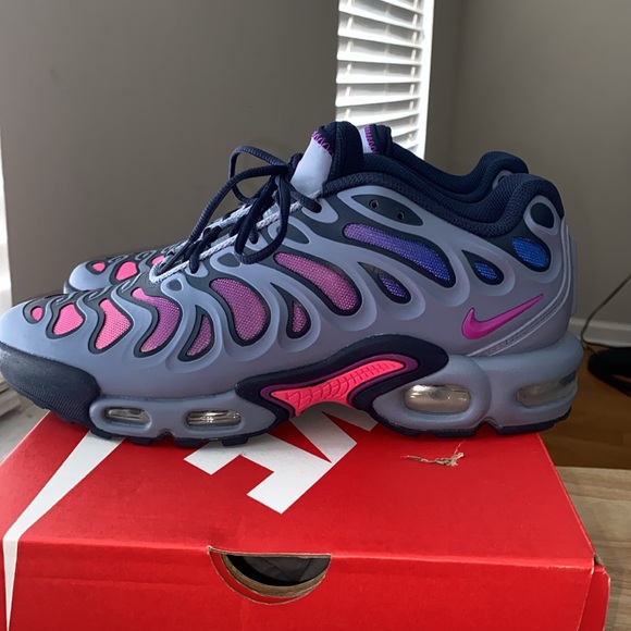 Nike Pink and Blue Sneakers Dynamic Design - Picture 3 of 5